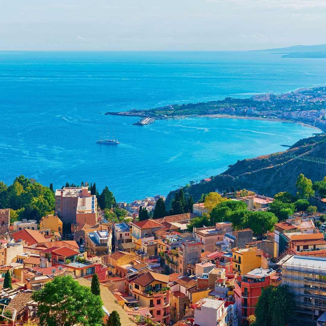 Paesaggio urbano di Taormina e Mar Mediterraneo Sicilia