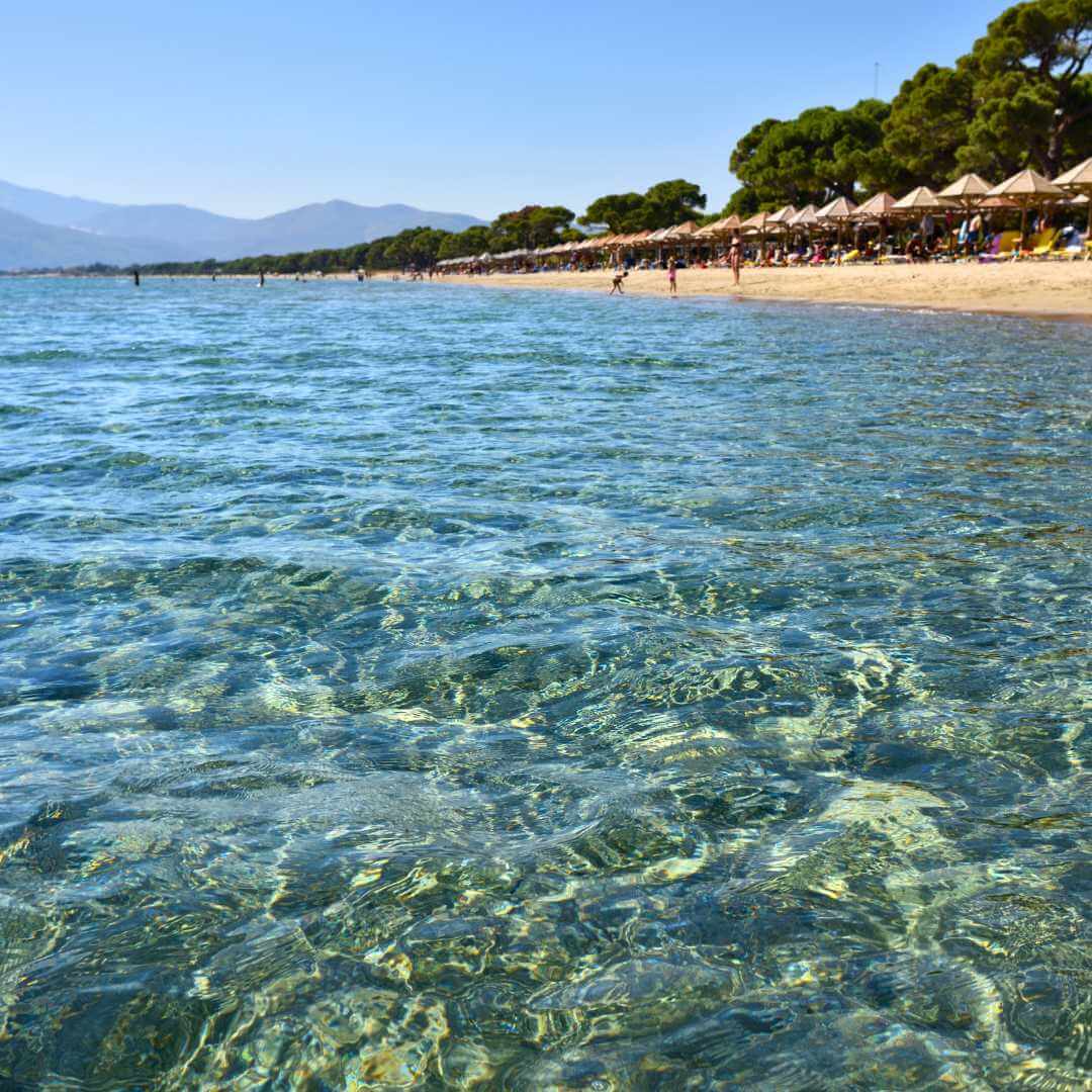 Acque poco profonde della bellissima spiaggia sabbiosa di Schinias, una delle spiagge più popolari dell'Attica