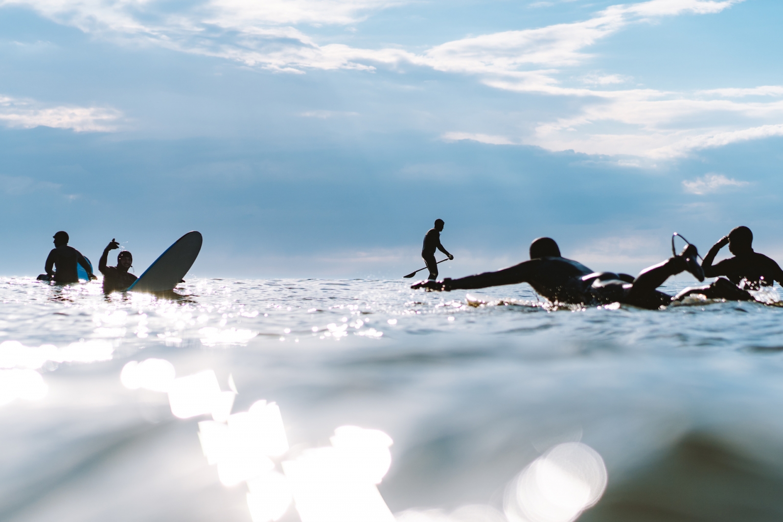 Einheimische Surfer warten auf Wellen in der Ostsee