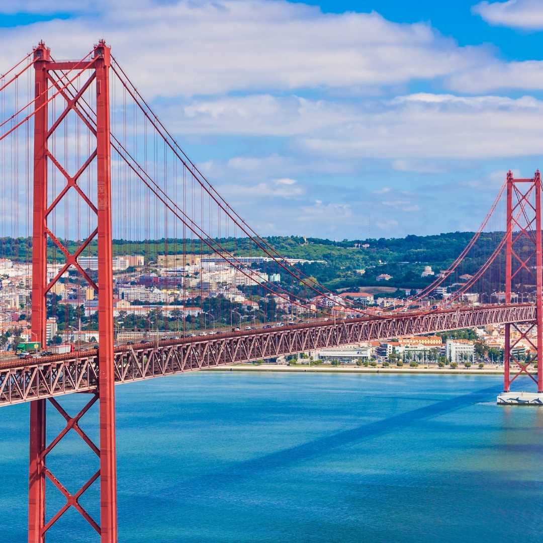 Die Brücke 25 de Abril verbindet Lissabon mit der Gemeinde Almada, die am linken Ufer des Flusses Tejo liegt.