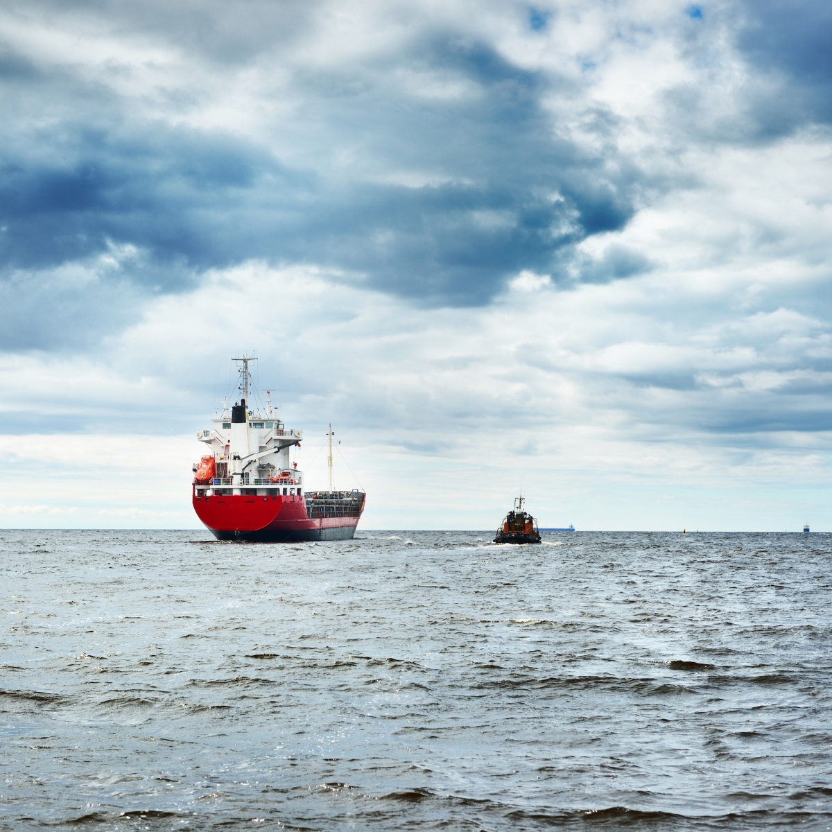 Stückgutschiff neben einem Schlepper auf offener See.  Klaipeda, Litauen