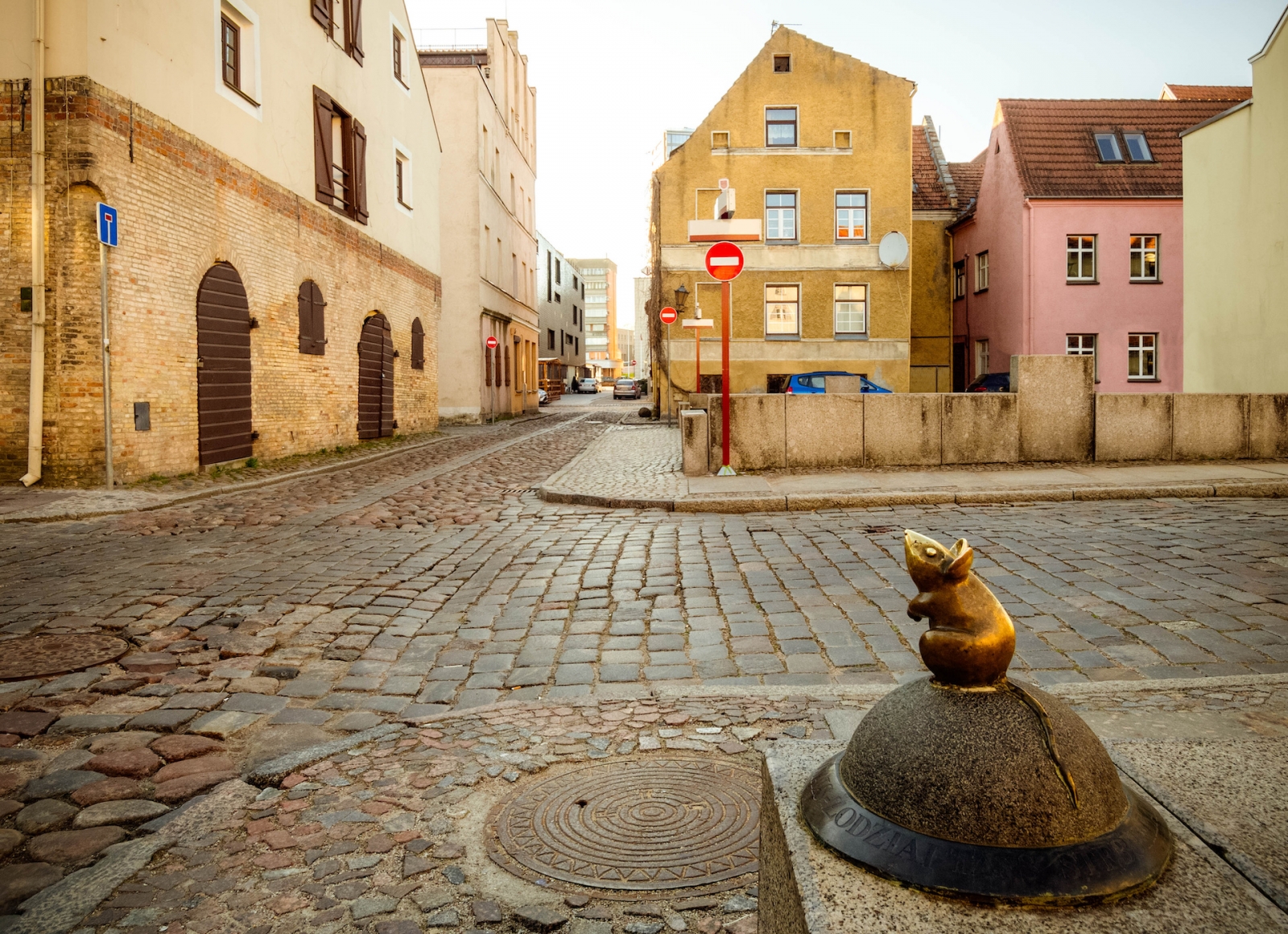 Un primer plano de la escultura del Ratón con grandes orejas (escultores S.Plotnikov y S.Yurkus) realizando deseos en la calle adoquinada del casco antiguo de Klaipeda, Lituania