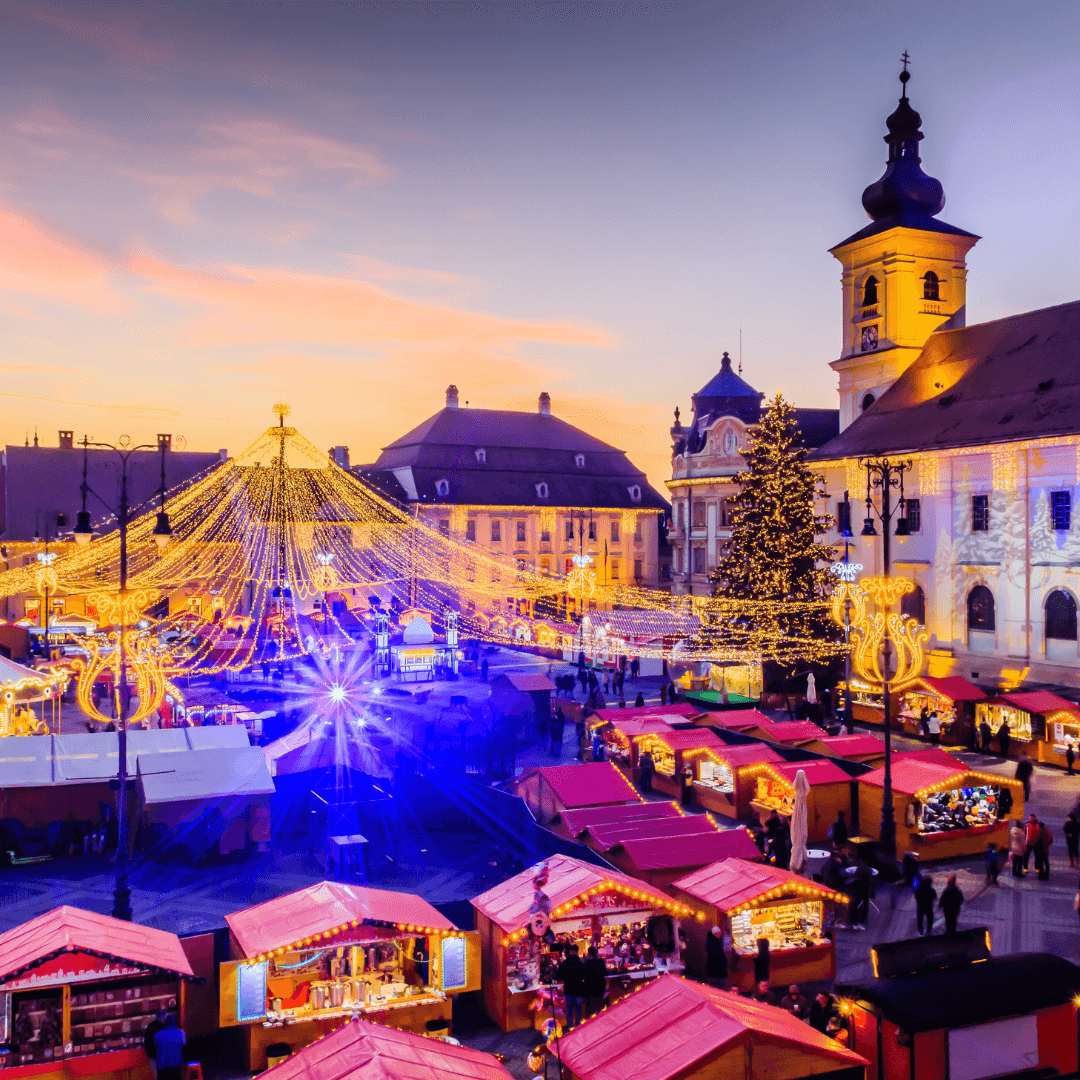 Sibiu, Romania. Mercatino di Natale a Piata Mare al crepuscolo. Transilvania, Romania