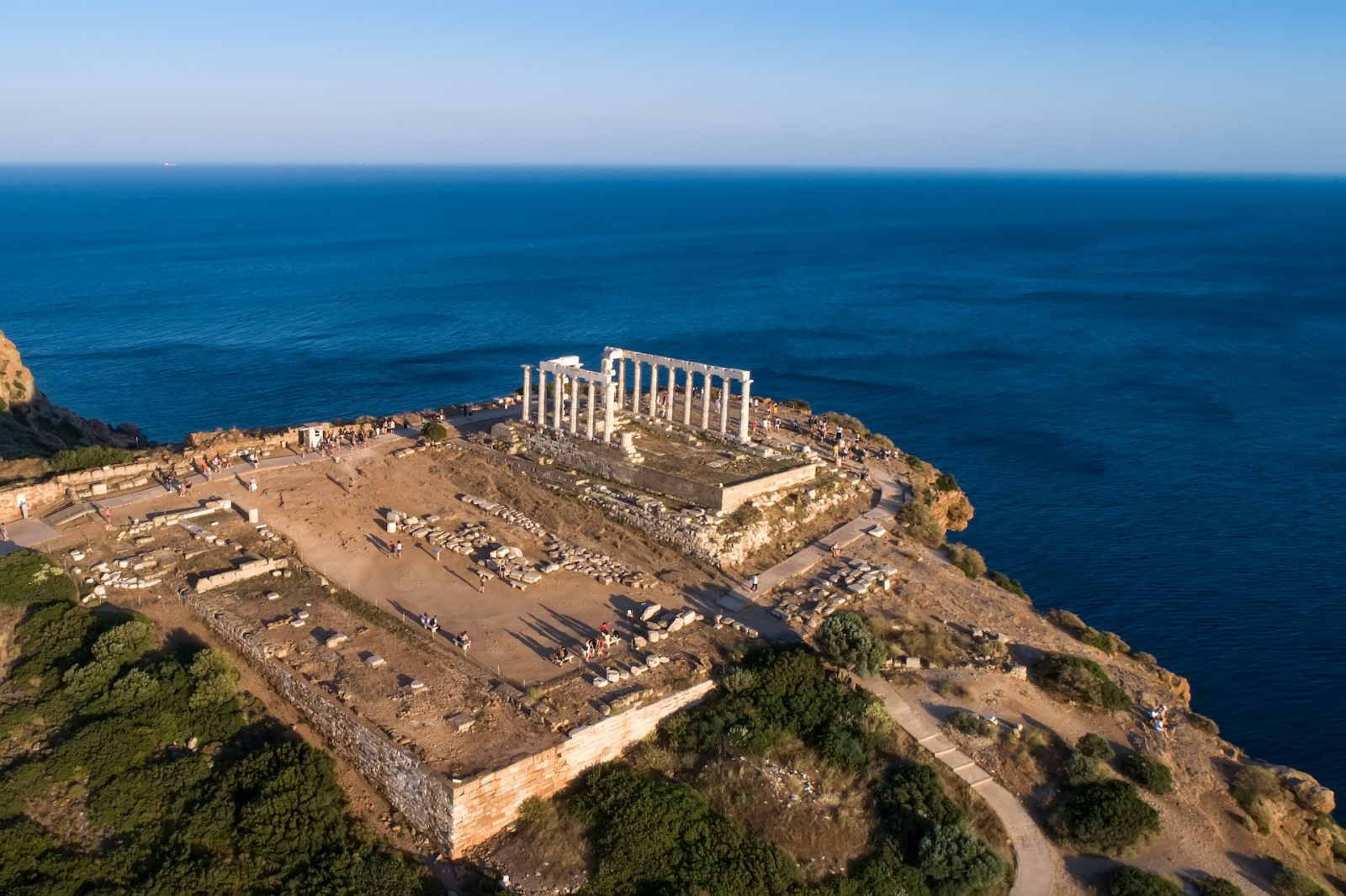 Luftaufnahme über den antiken Poseidon-Tempel am Kap Sounio, Attika, Griechenland