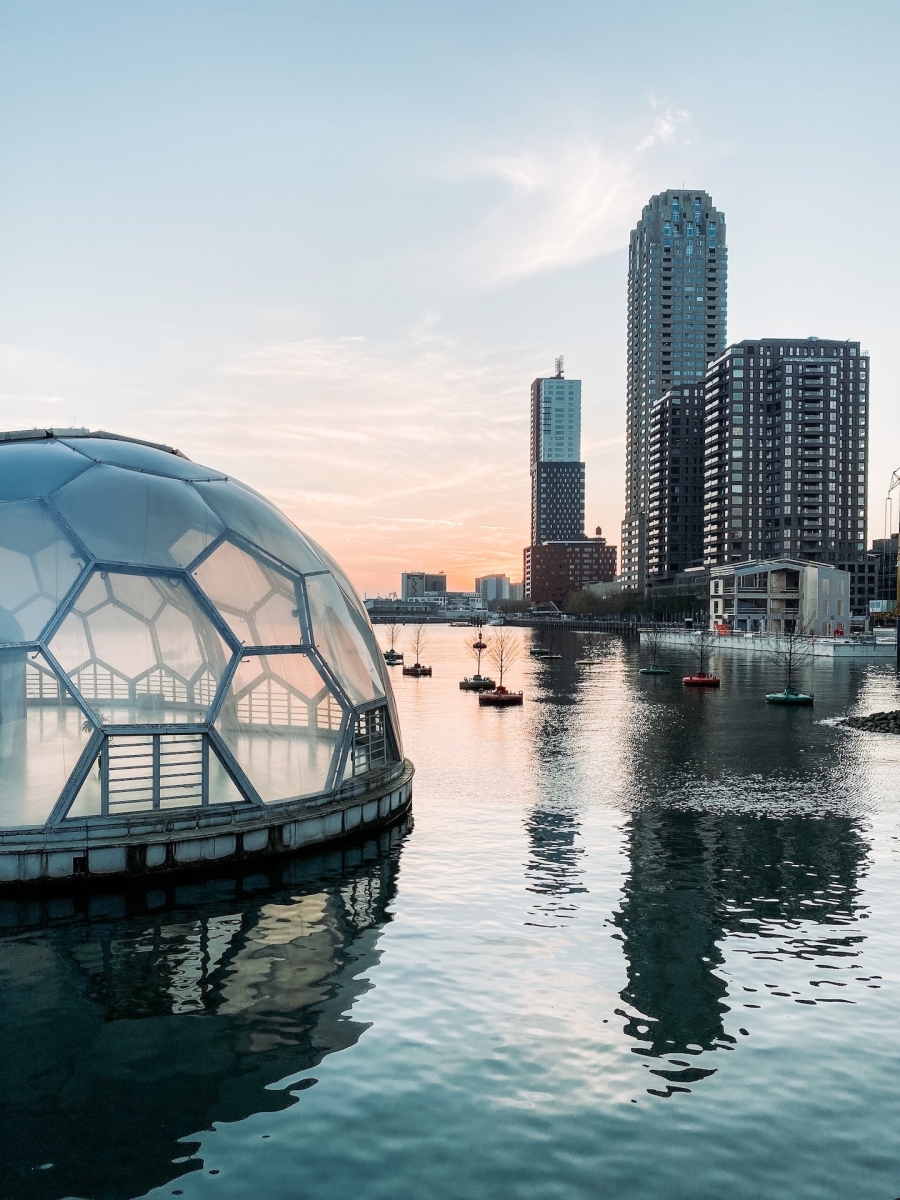 Le pavillon flottant de Rotterdam joue un rôle important à la fois comme vitrine de la construction sur l'eau et comme espace d'information et d'accueil.  Le bâtiment emblématique permet à la ville de donner de l'espace aux expérimentations et à l'échange de connaissances sur les constructions flottantes.