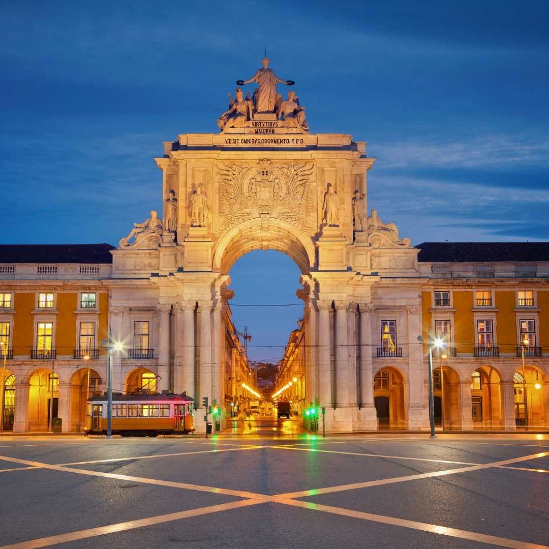 Triumphbogen in Lissabon bei Nacht