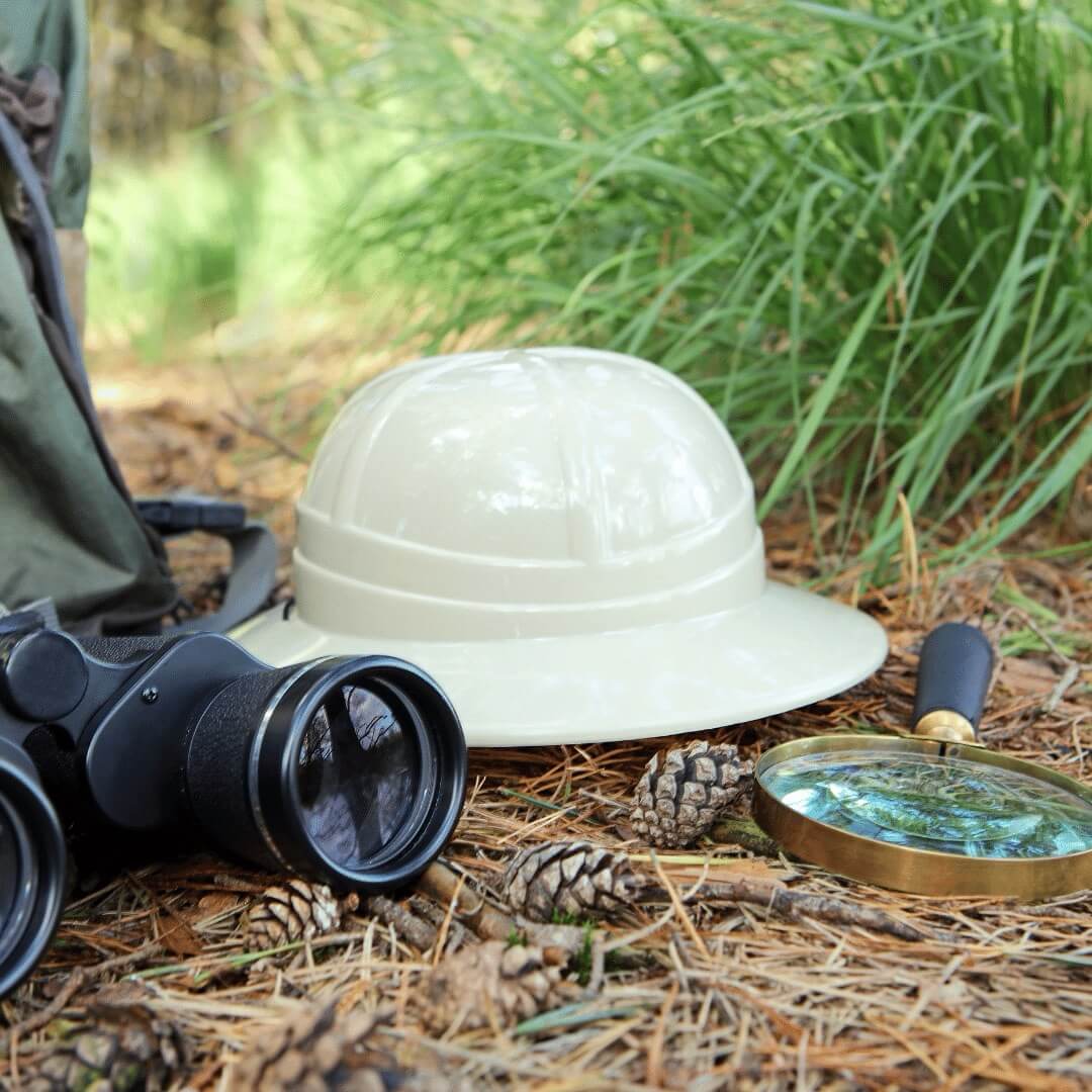 Kit avventura comprensivo di zaino, binocolo, lente d'ingrandimento e cappello da safari