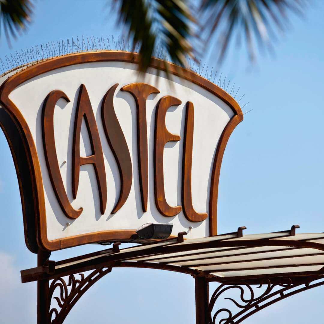 Ingresso in stile Art Nouveau alla spiaggia pubblica del Castello di Nizza, sulla Costa Azzurra. Buon spazio per la copia.