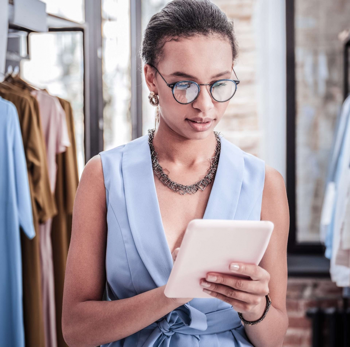 Email di lavoro.  Donna d'affari dai capelli scuri impegnata che tiene il suo tablet mentre legge la posta elettronica aziendale