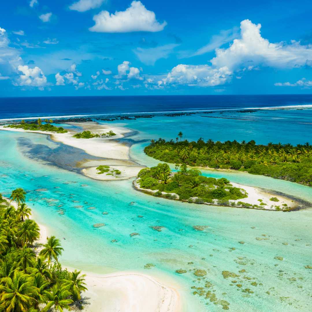 Immagine aerea di Rangiroa dell'isola dell'atollo di Motu nella Polinesia francese Tahiti