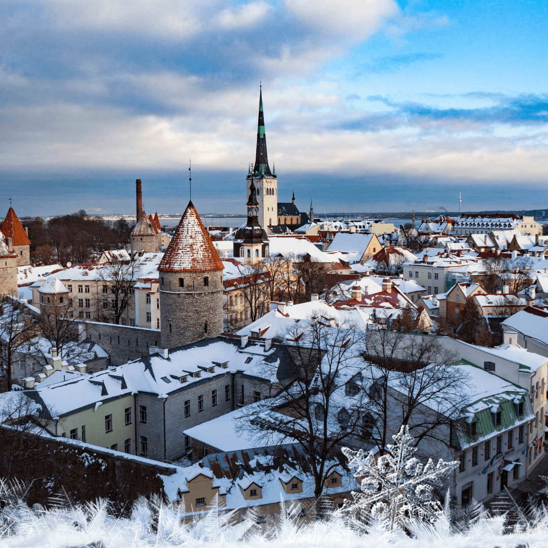 Una fantastica giornata invernale alla vigilia di Natale a Tallinn - Estonia, città panoramica durante le nevicate, sfondo di Capodanno