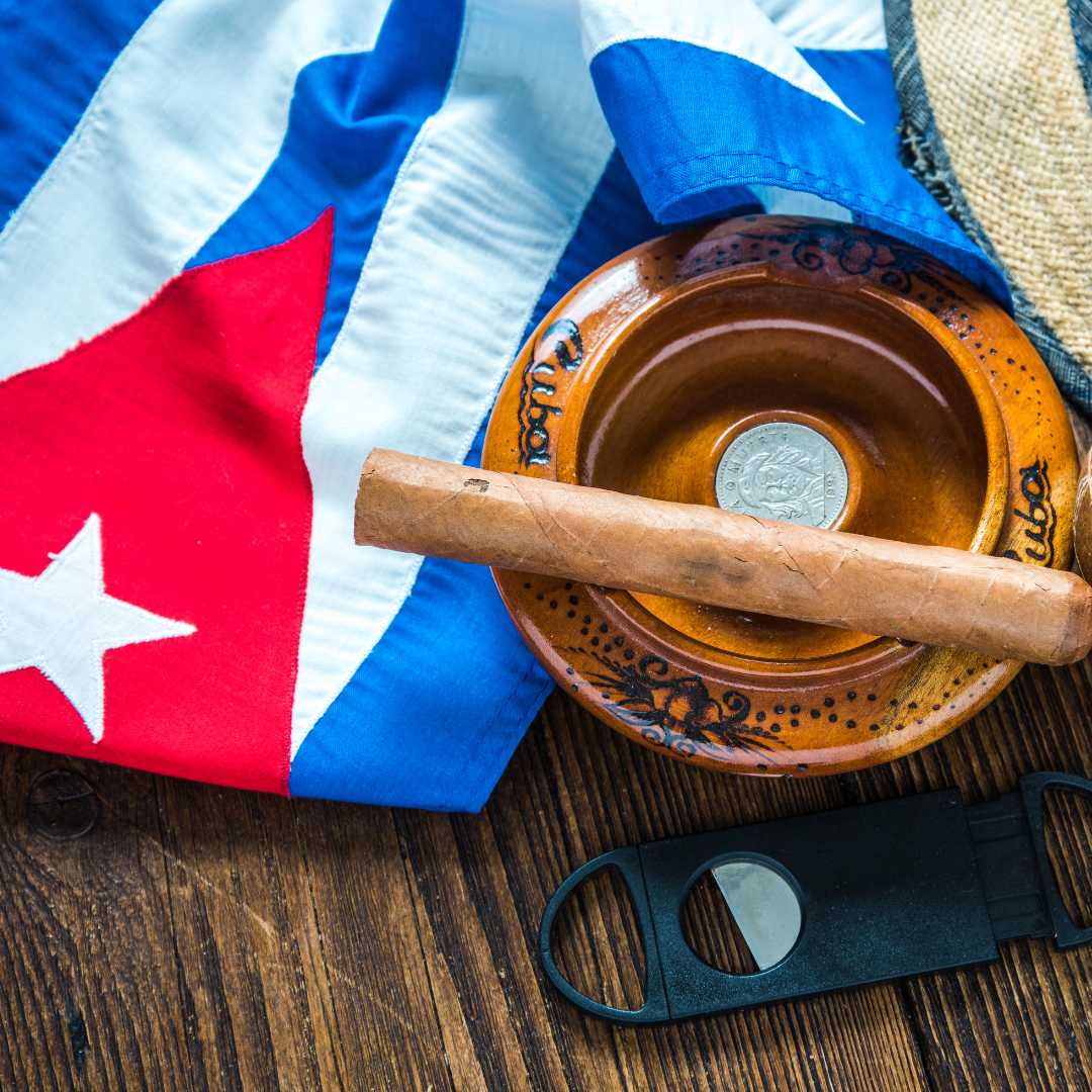 Sigari e bandiera cubana