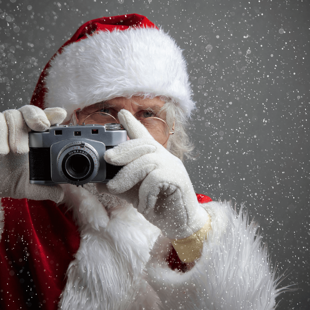 Le Père Noël en Lituanie prend une photo avec un vieil appareil photo