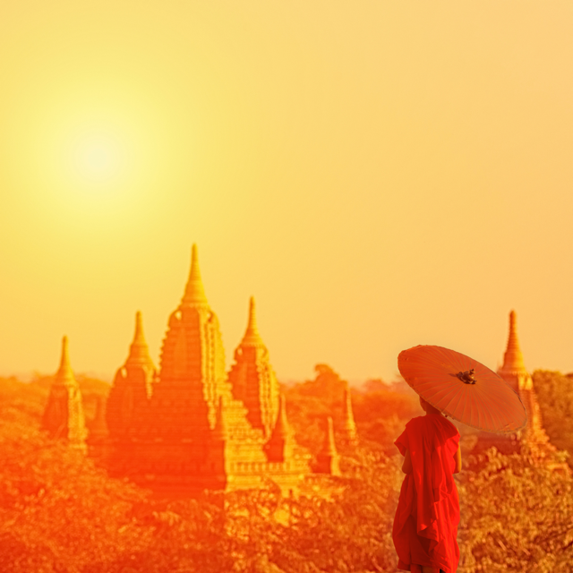 Mönch steht mit Regenschirm in Mandalay, Myanmar