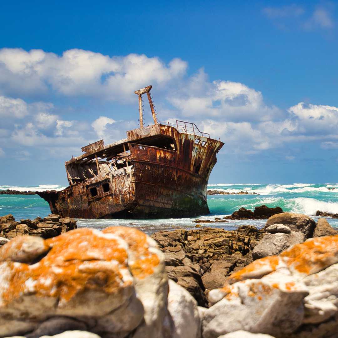Schiffbruch der Meisho Maru an der Südspitze Südafrikas in der Nähe von Kap Agulhas. Das rostende Metall kontrastiert mit den türkisblauen Wellen
