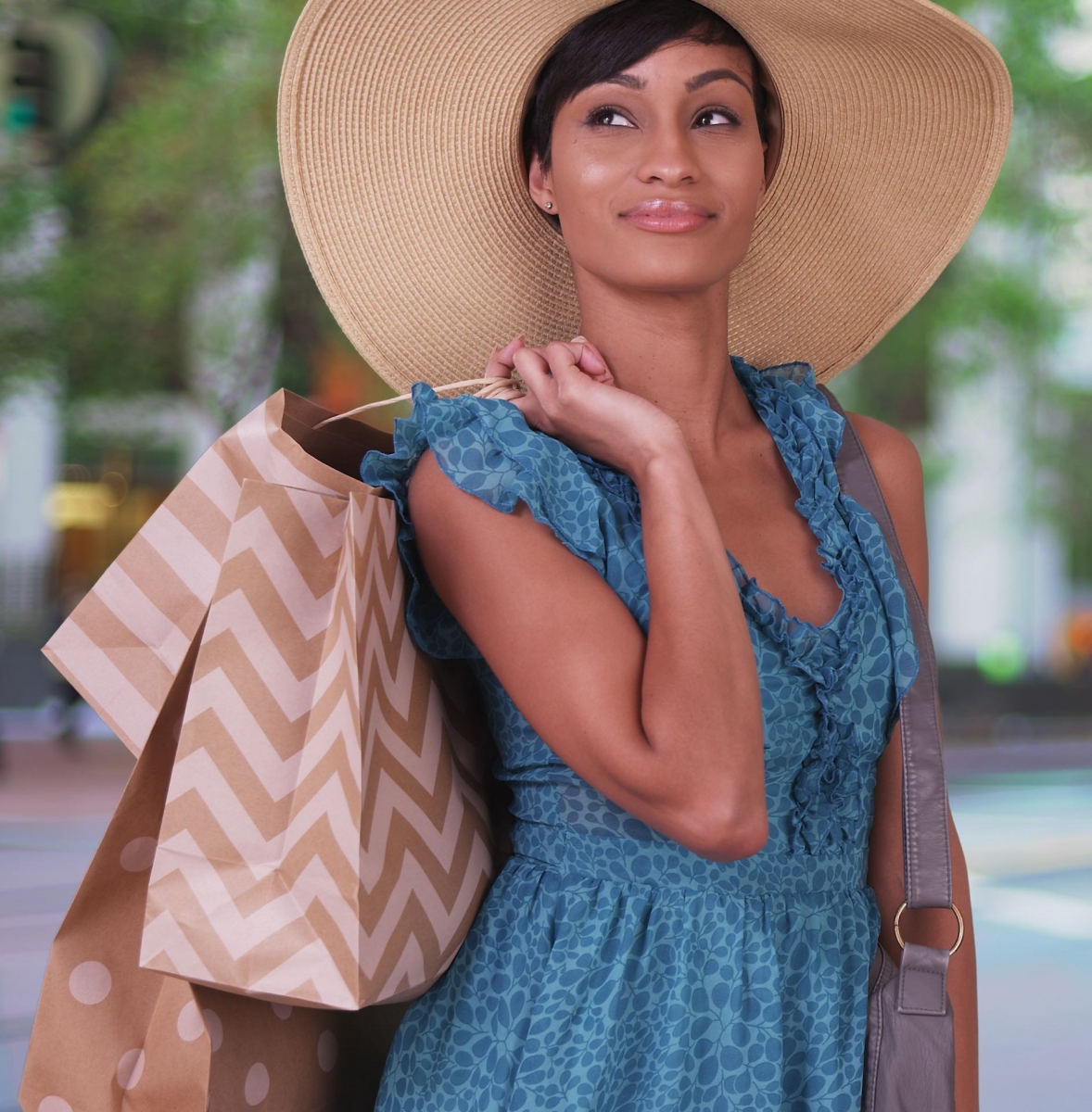 Glückliche schwarze Frau beim Einkaufen auf der Pariser Stadtstraße