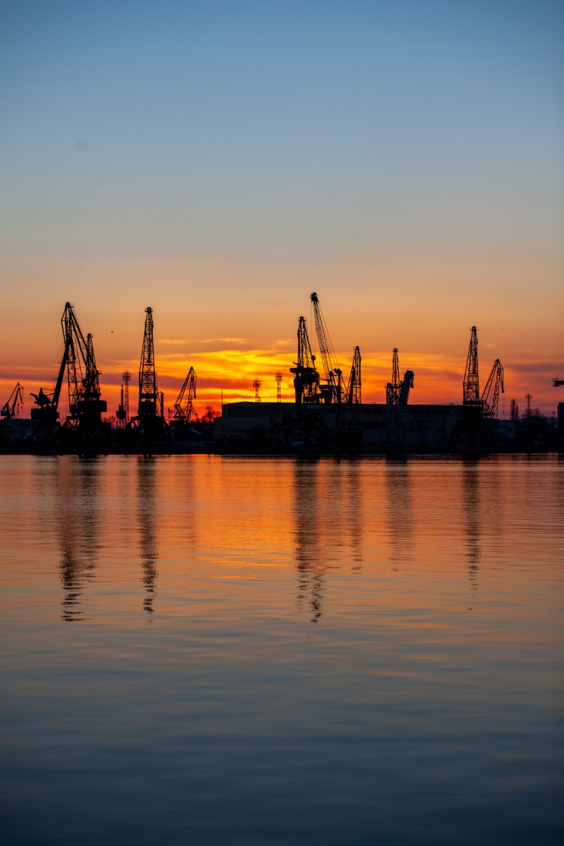 Sonnenuntergang in der Seehafenindustrie