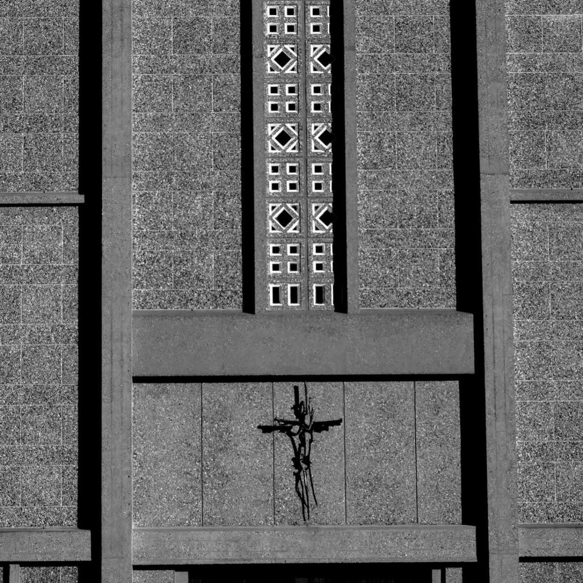 Распятие над входом в церковь Святого Иосифа в Гавре в Нормандии, Франция.