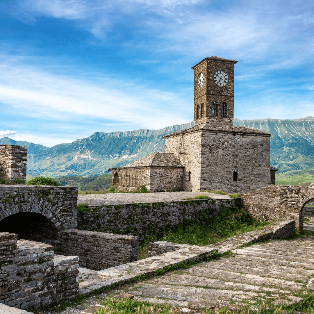 Tour de l'horloge du château de Gjirokaster en Albanie