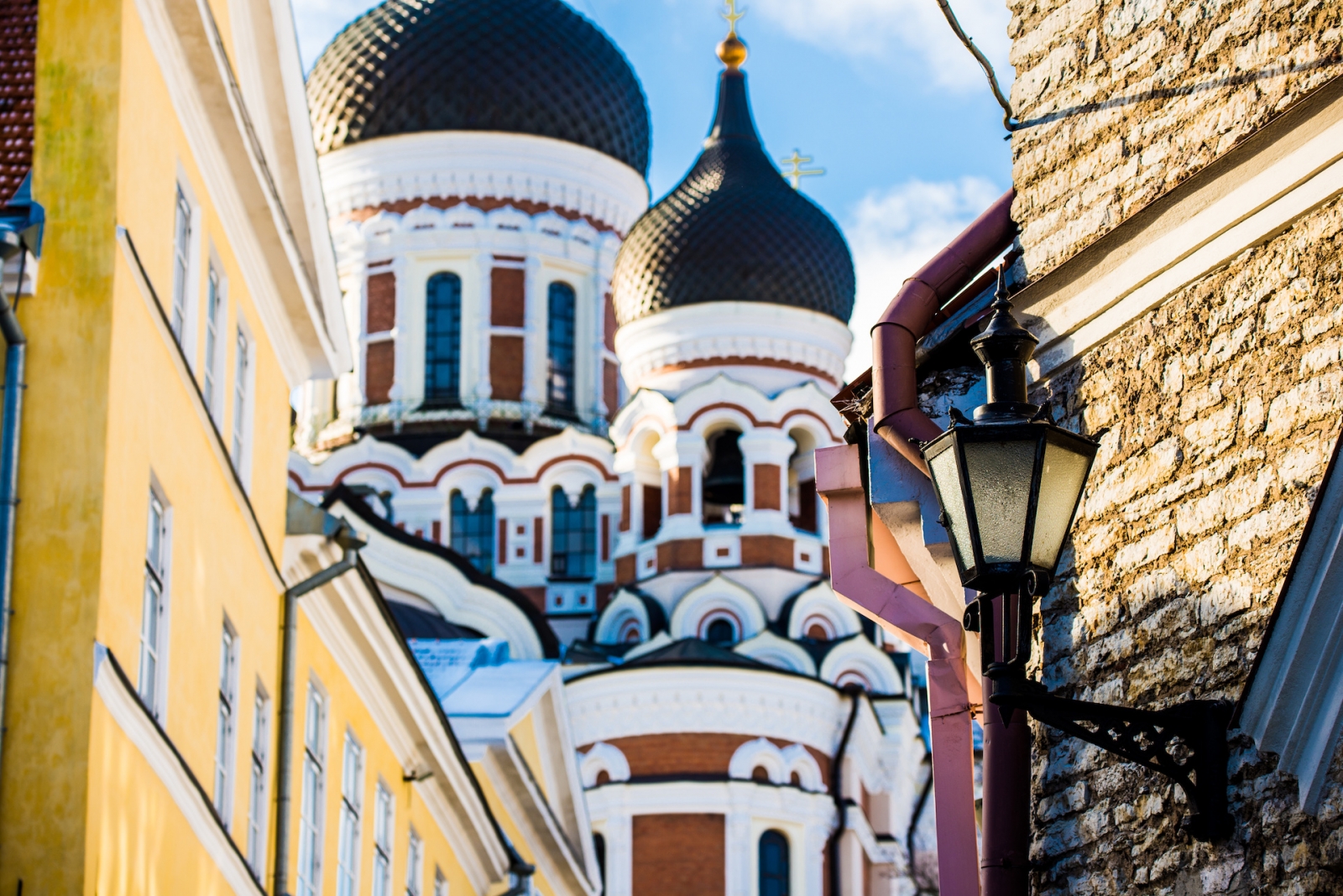 Winter.  Altstadt von Tallinn, Estland, an einem klaren, sonnigen Tag.  Nahaufnahme der Alexander-Newski-Kathedrale