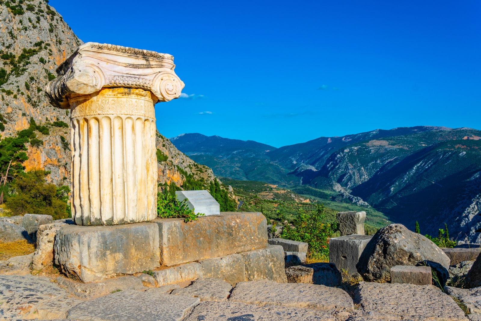 una antigua columna situada en el antiguo sitio de Delfos en Grecia