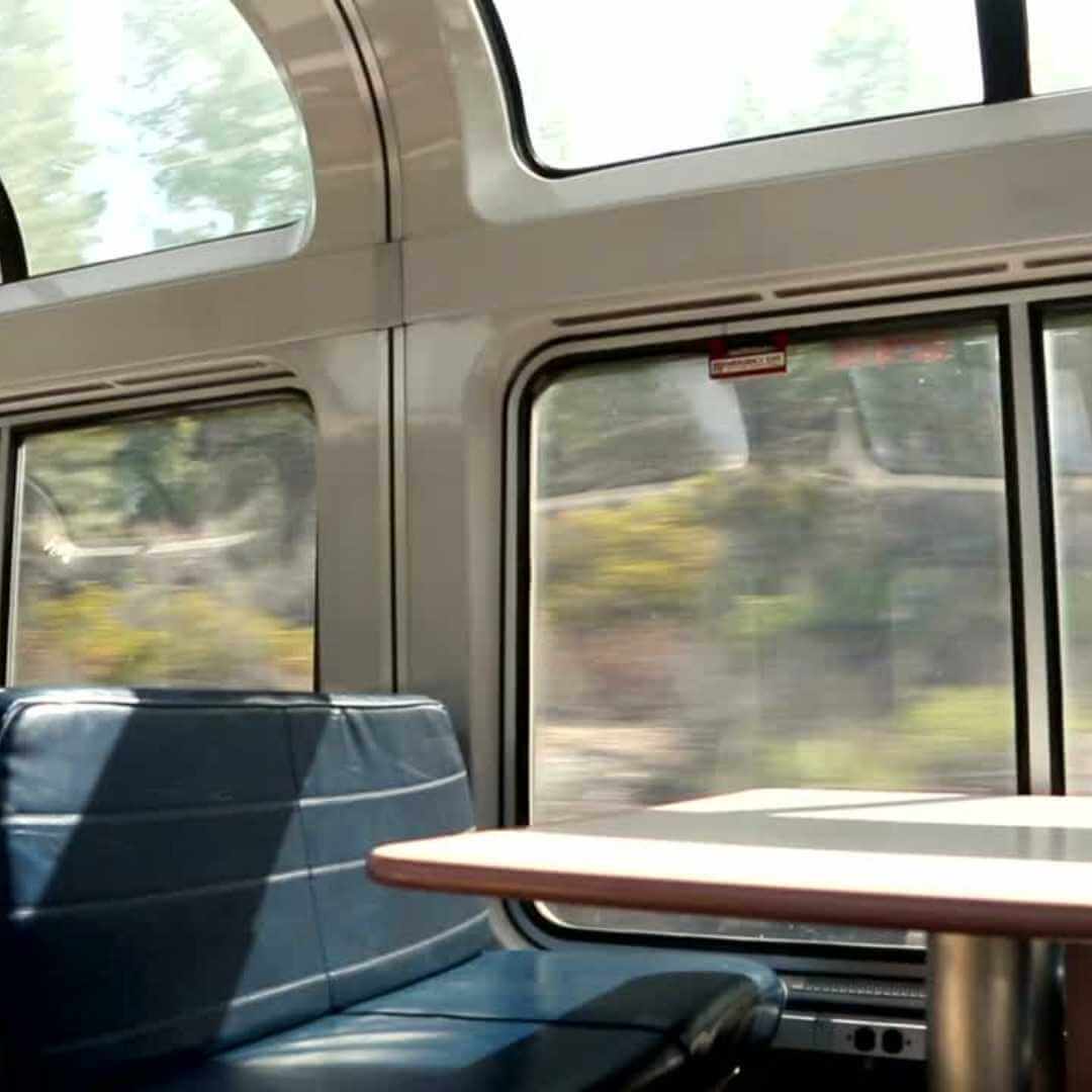Il finestrino è la parte più importante quando si viaggia sui treni