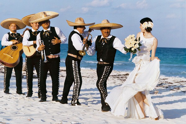 Чтобы воссоздать настоящий испанский колорит на свадьбе, позаботьтесь о живой музыке