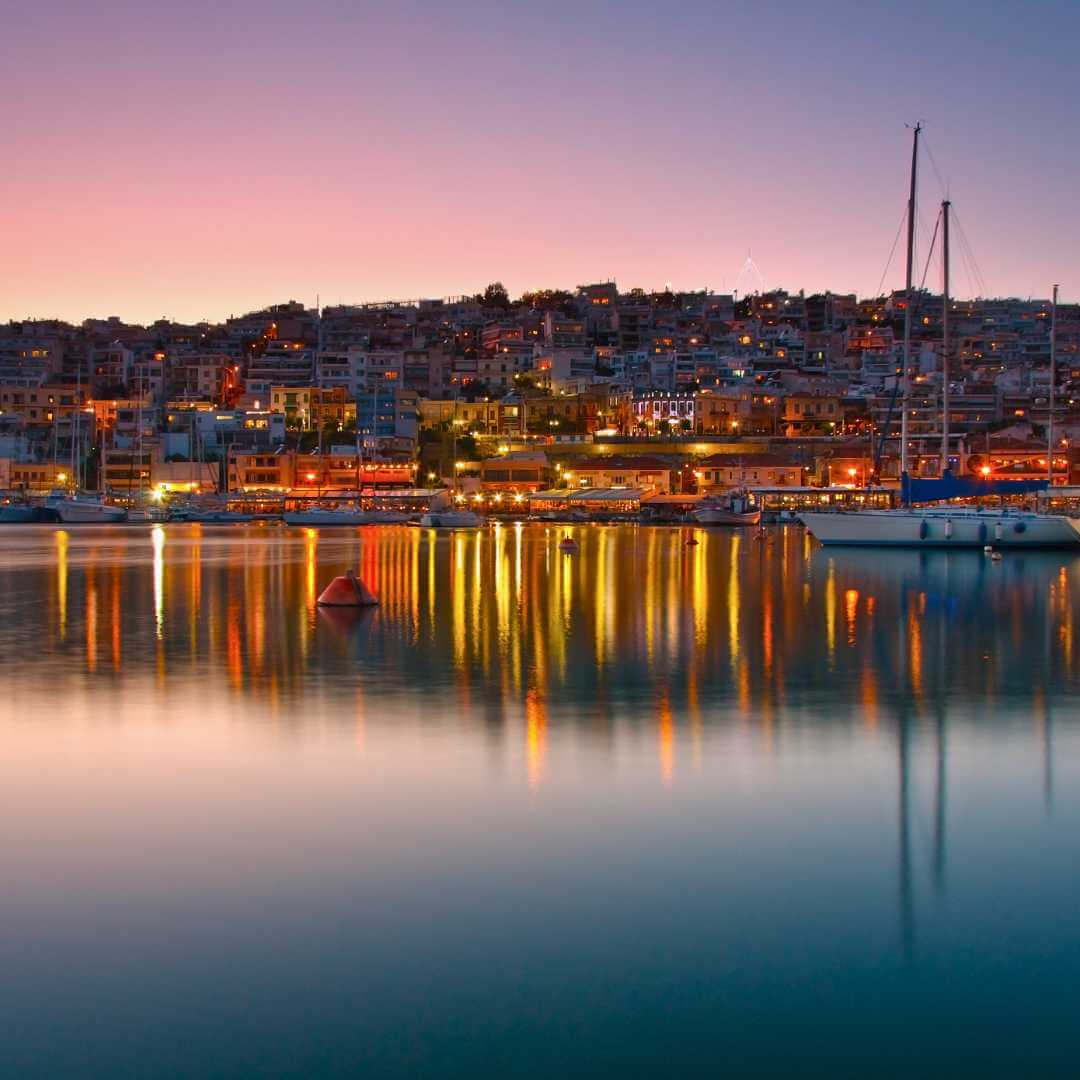 Paesaggio serale nel porto turistico di Mikrolimano con numerosi ristoranti sul lungomare