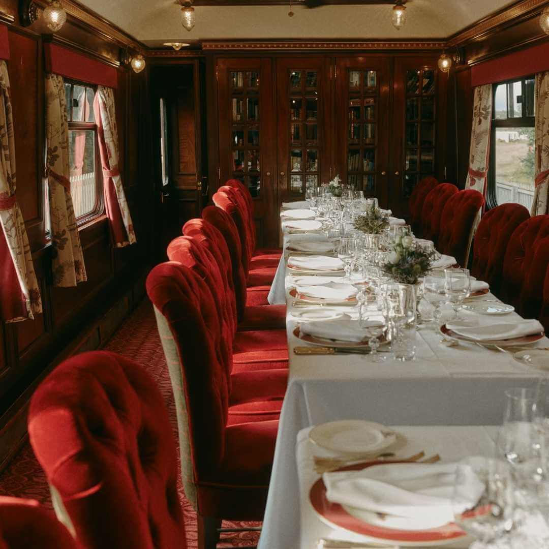 Voiture-restaurant dans le train de luxe Belmond Royal Scotsman