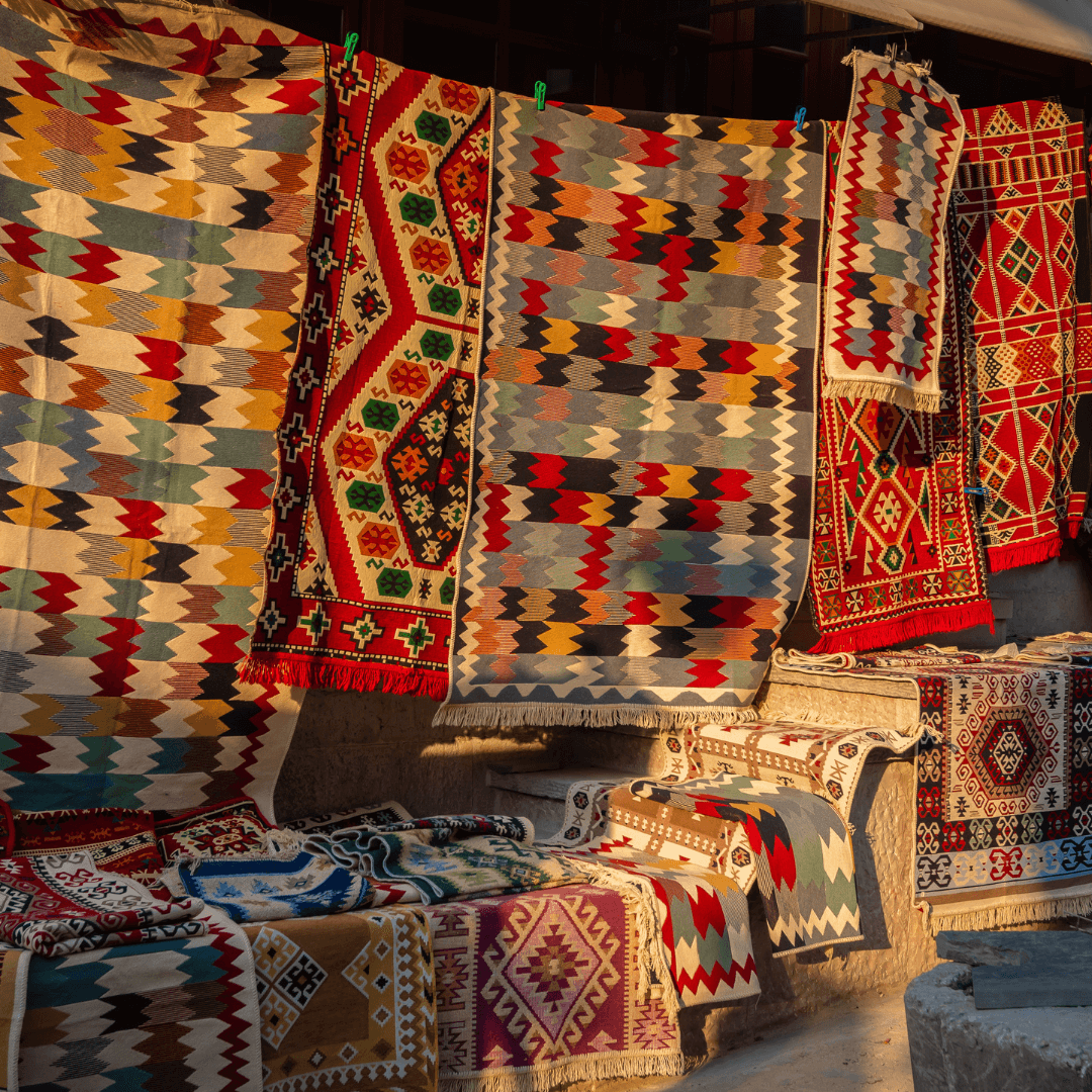 Kilims ou tapis traditionnels au bazar de Gjirokaster en Albanie