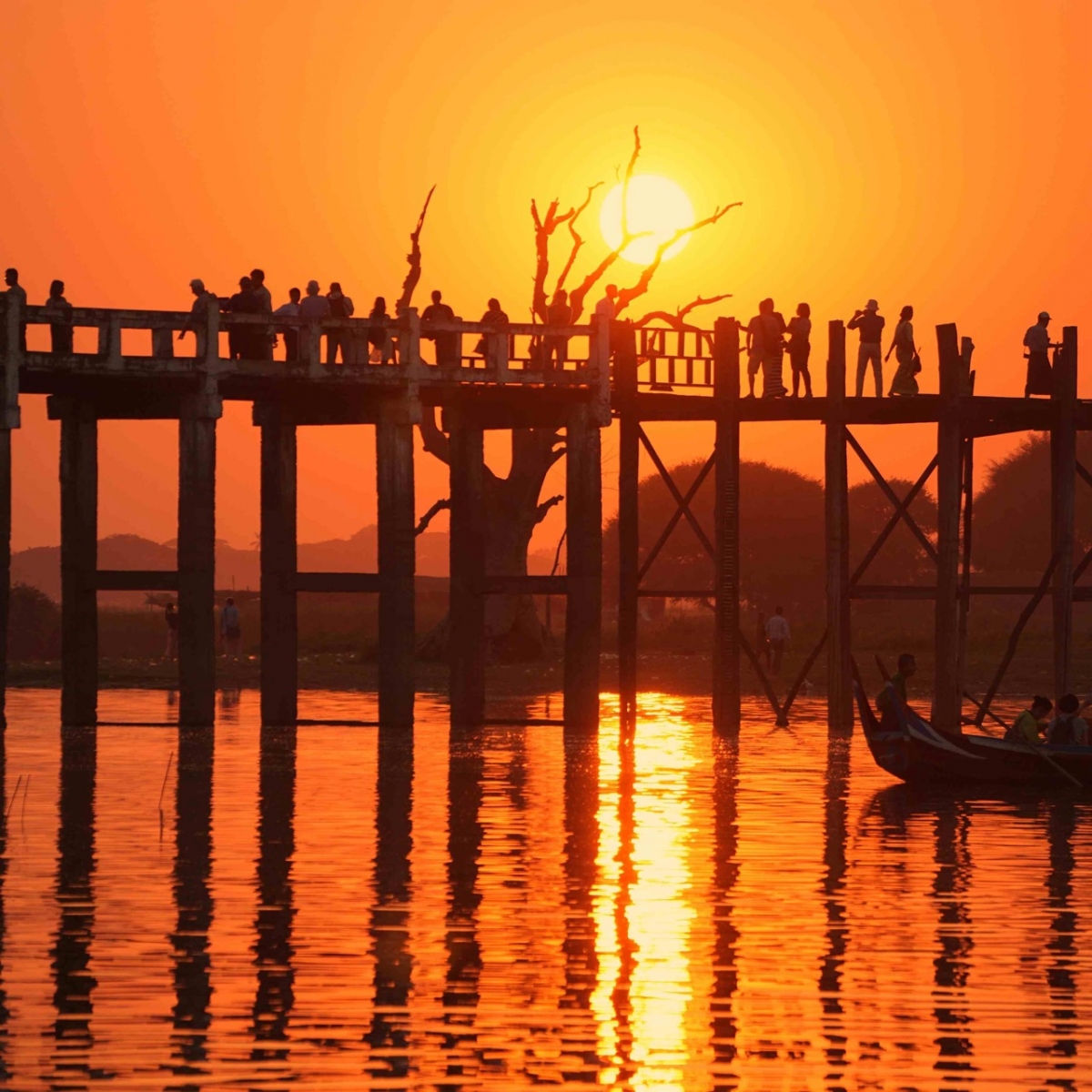 Célèbre pont U Bein Mandalay Birmanie au coucher du soleil