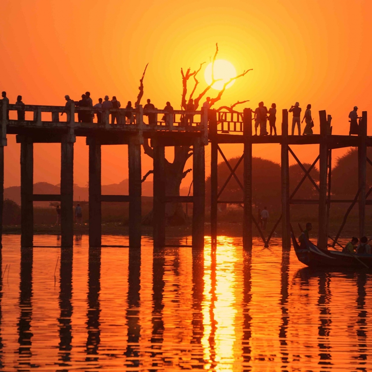 Famoso puente U Bein Mandalay Birmania al atardecer