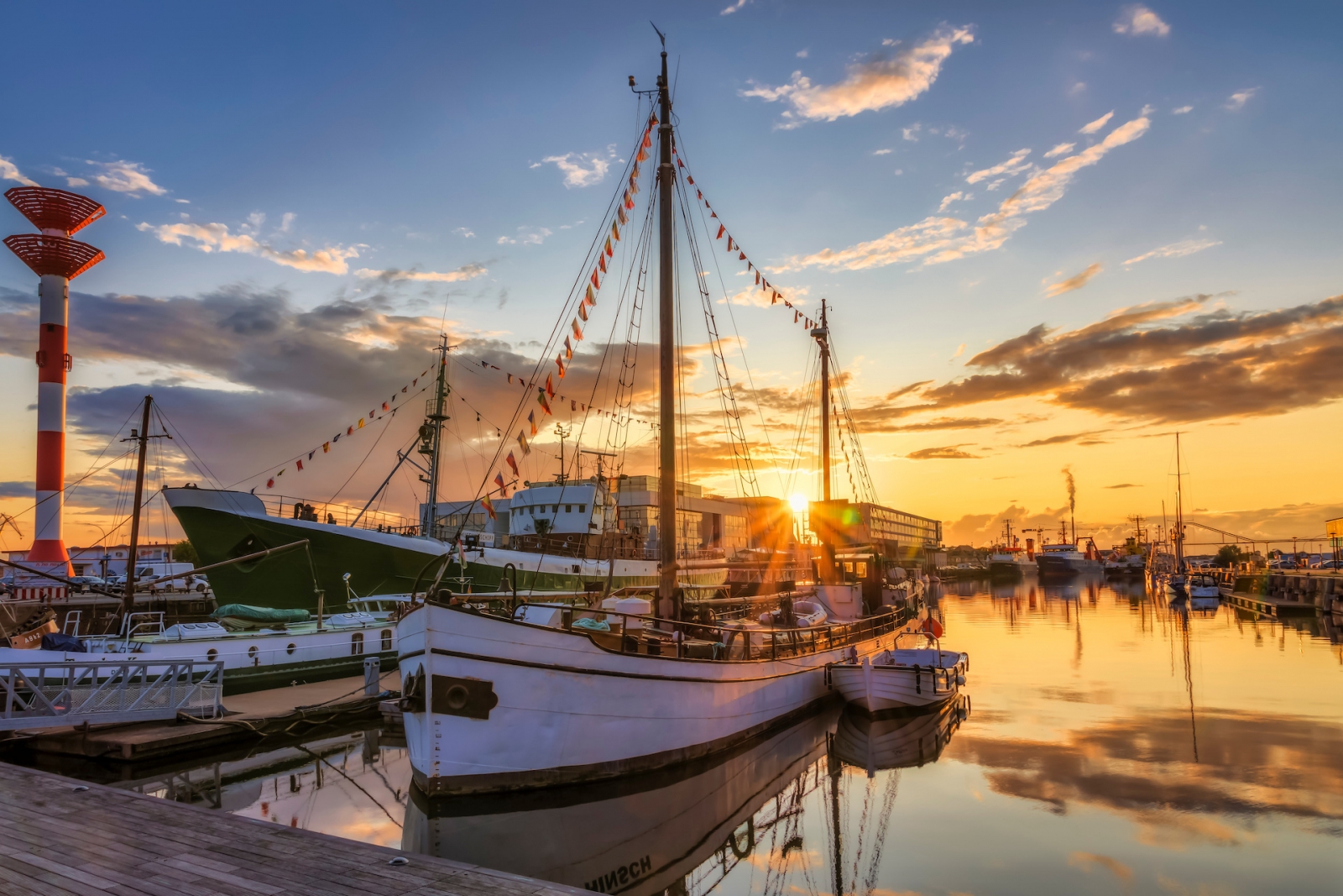 Porto di pesca a Bremerhaven al sole della sera all'ora d'oro