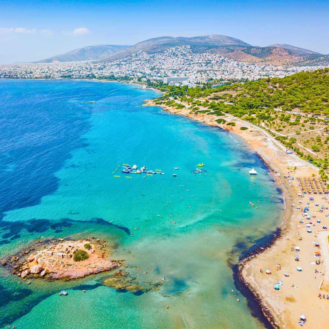 Le acque turchesi della spiaggia di Kavouri a Vouliagmeni, Atene