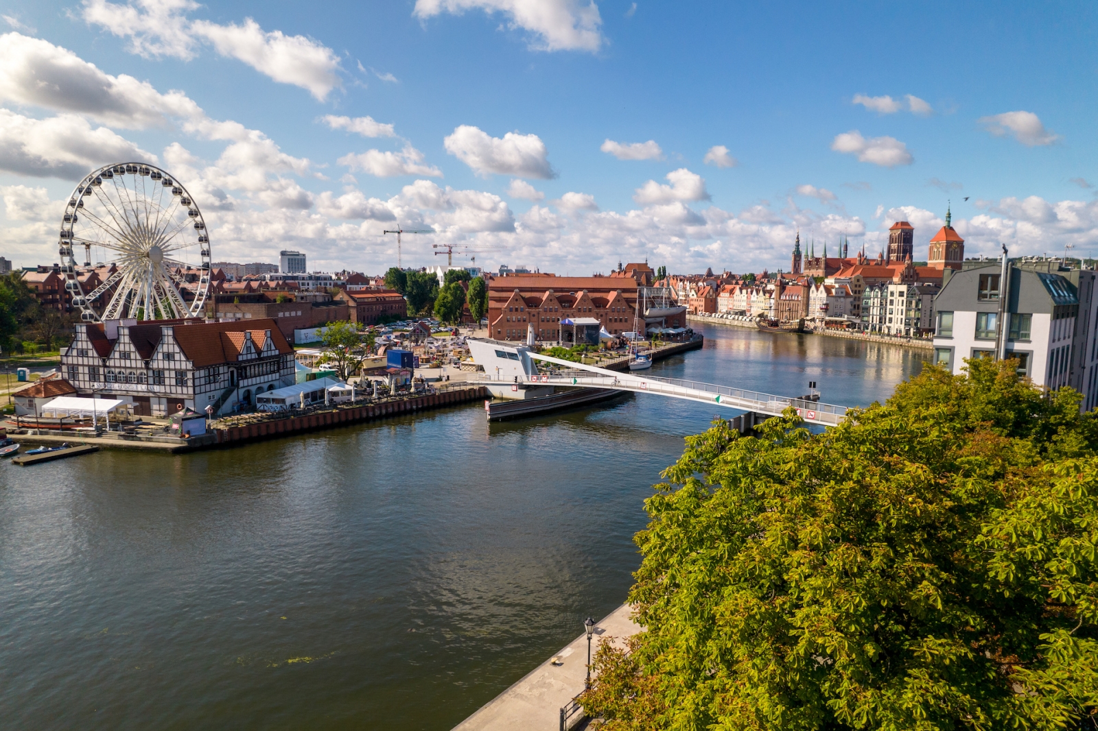 Gdansk.  Una ciudad junto al mar Báltico en un hermoso día soleado.  Vista aérea de la ciudad costera de Gdańsk.