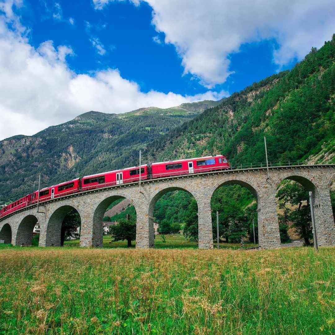 Train de montagne suisse Bernina Express Traversez le pont dans le cercle pour prendre de l'altitude en été