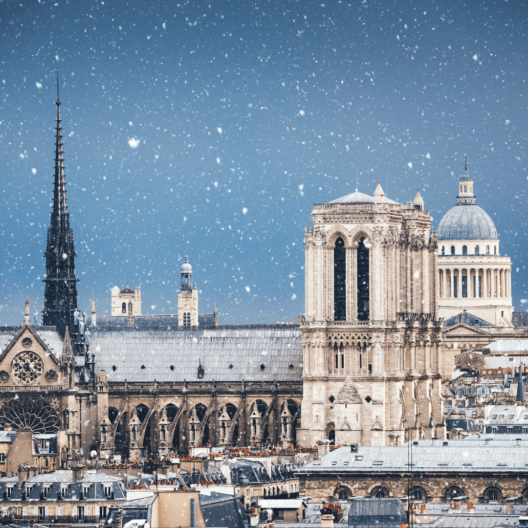 Paisaje urbano de París con la catedral de Notre Dame y el Panteón en un día nevado de invierno