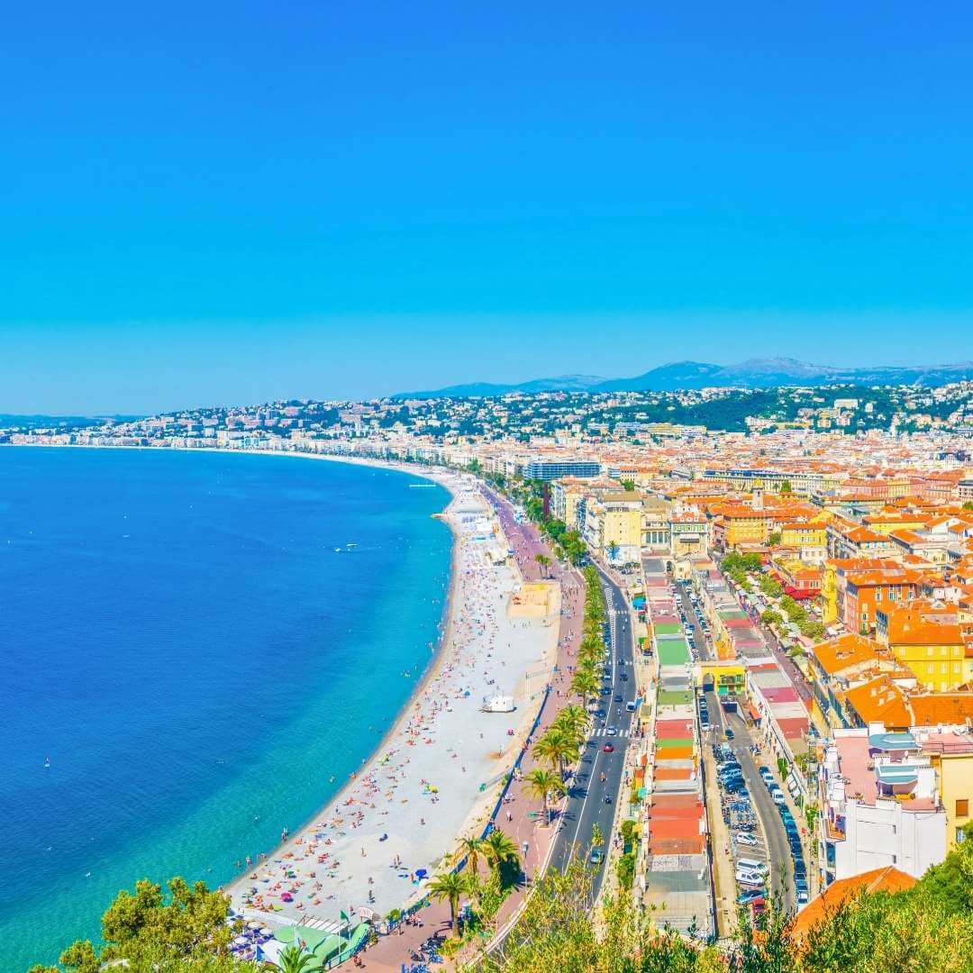 Vista grandangolare della Vecchia Nizza, delle spiagge e della Promenade des Anglais nella città di Nizza, Costa Azzurra, Francia