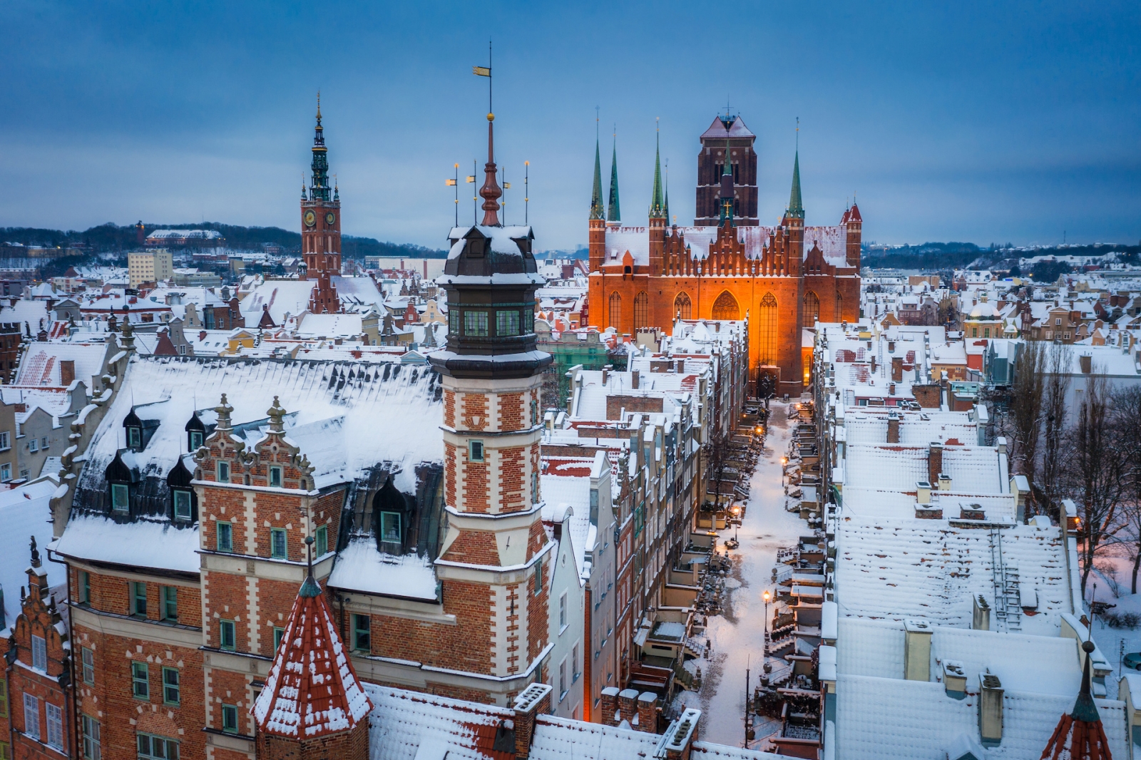 Красивые пейзажи Гданьска над рекой Мотлава в снежную зиму, Польша
