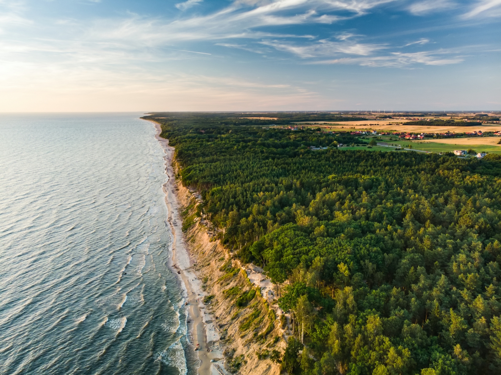 Вид с воздуха на береговую линию Балтийского моря недалеко от города Клайпеда, Литва