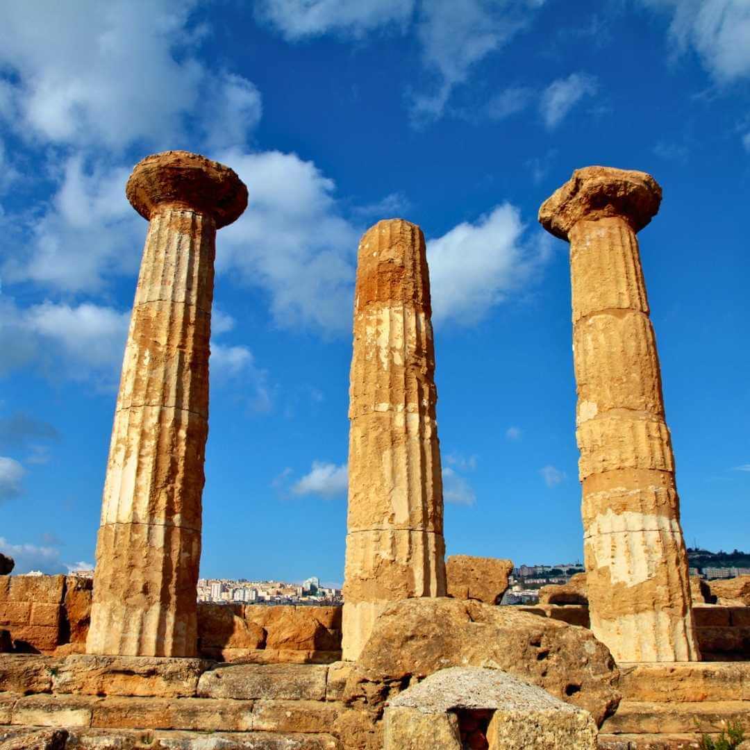 Rovine dell'antico tempio greco di Eracle nel sito archeologico della Valle dei Templi di Agrigento, Sicilia, Italia