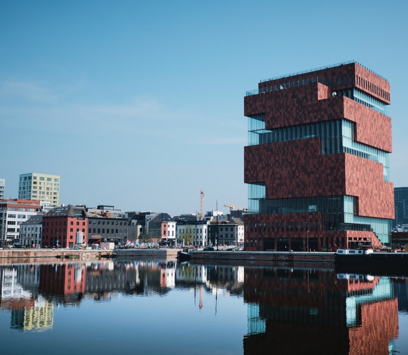 edificio MAS.  Museo sobre el río.