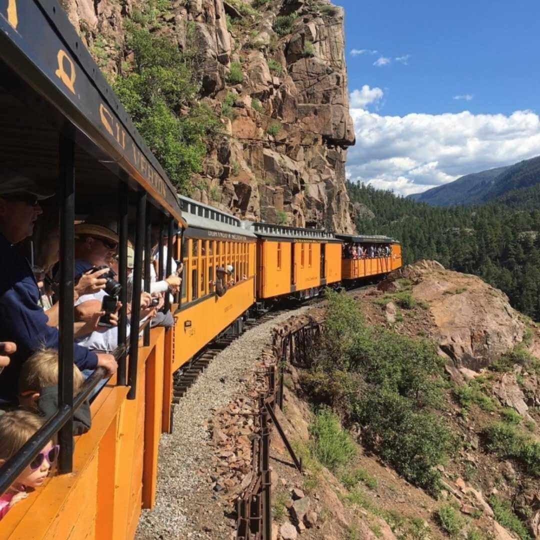 Tren de vapor antiguo cruzando un río en Colorado