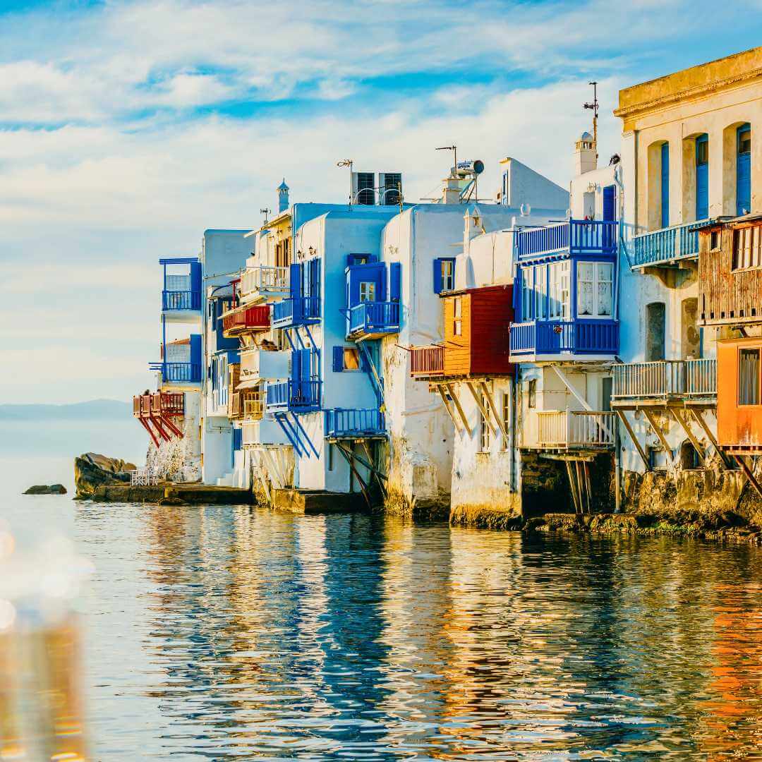 Architettura nella città di Mykonos (Chora) durante il tramonto