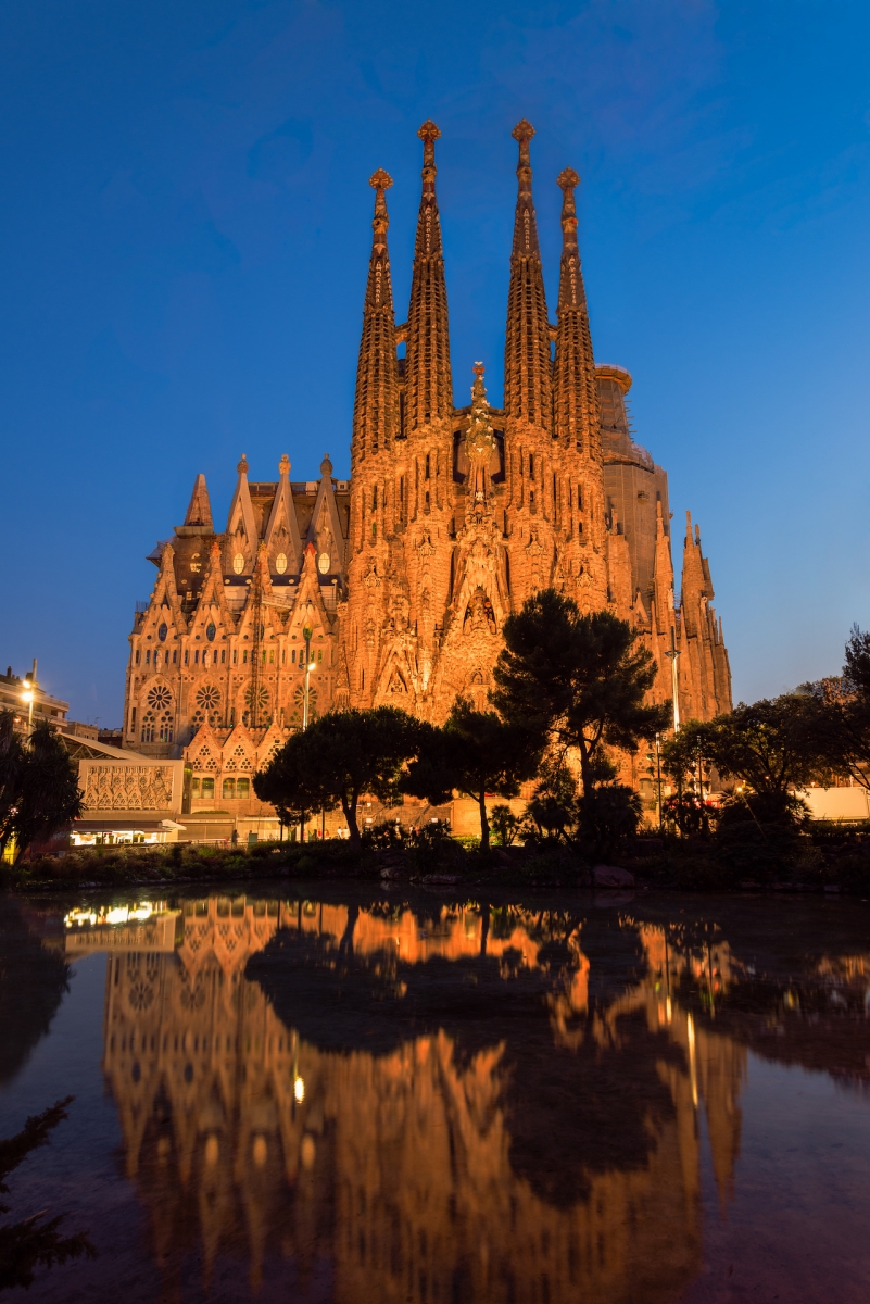 Sagrada Familia in der Dämmerung in Barcelona, ​​​​Spanien