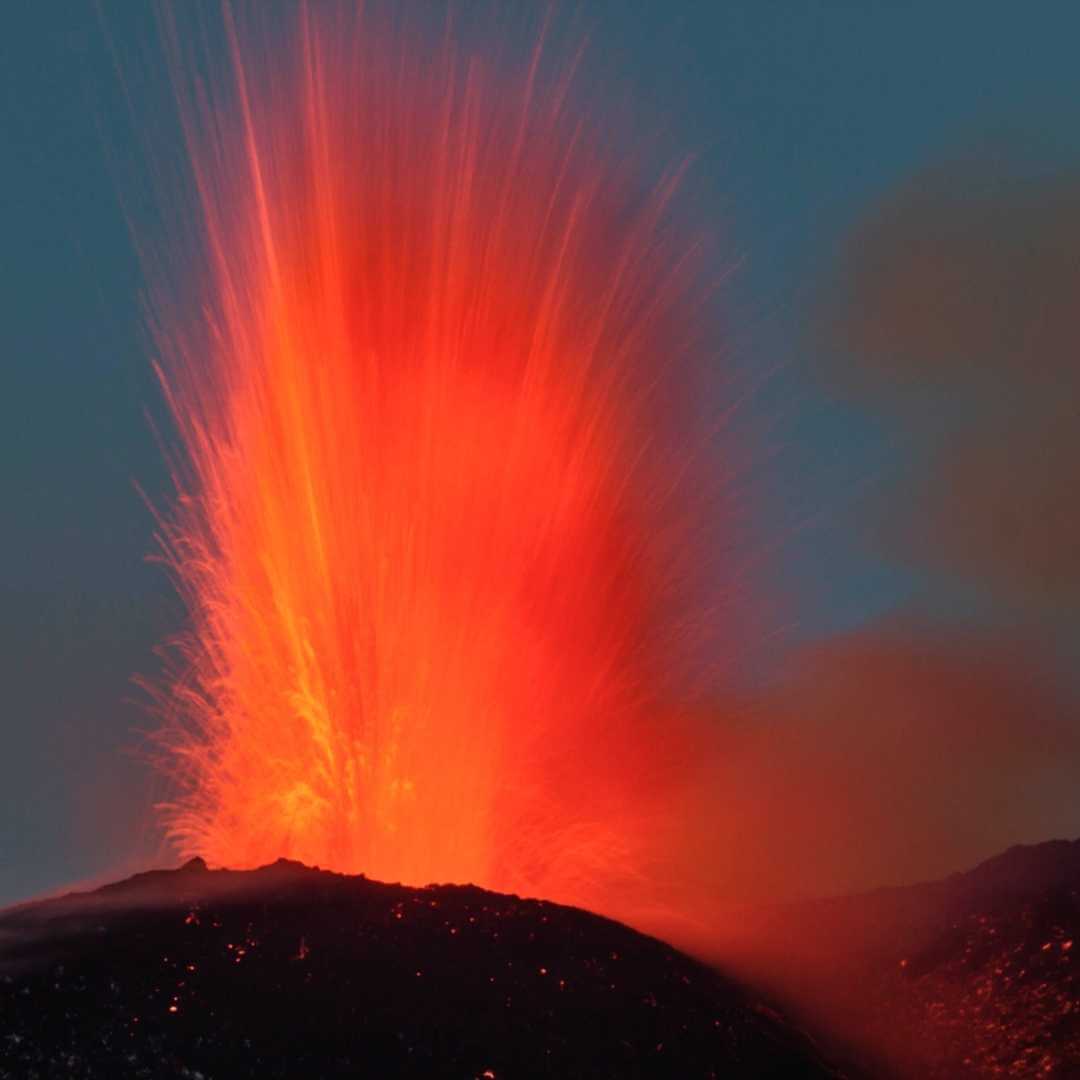 L'immagine unica dell'eruzione dell'Etna in Sicilia, Italia