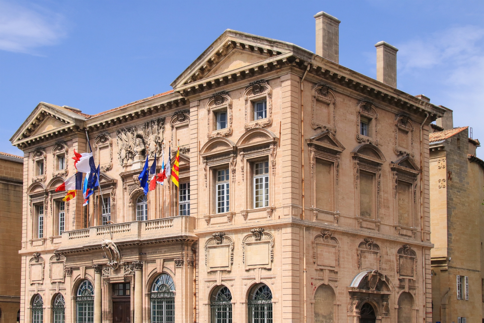 Ayuntamiento de Marsella con banderas, Francia
