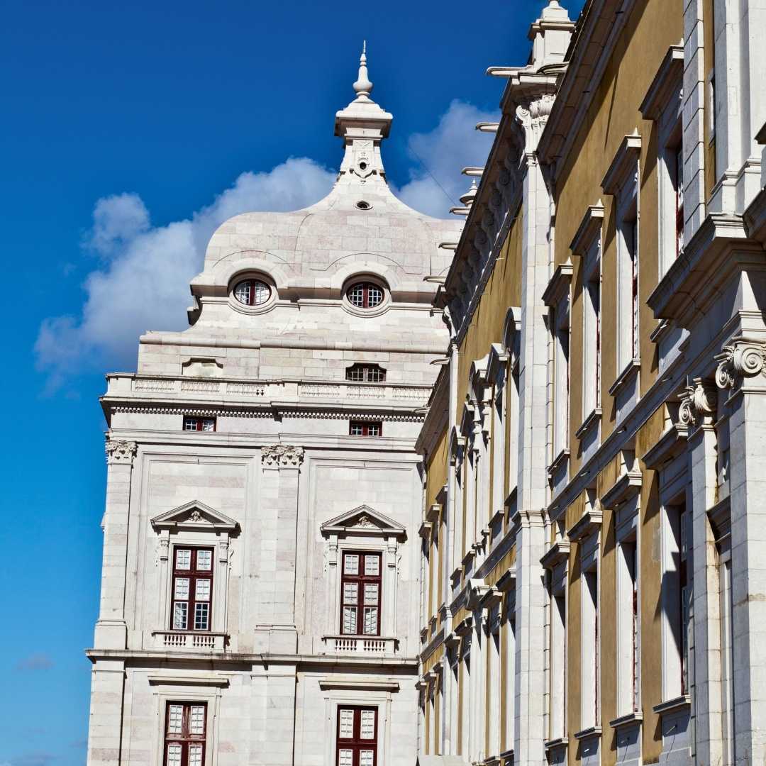 Detalle del Palacio Nacional de Mafra en Portugal, uno de los palacios más enormes del mundo con más de 1200 habitaciones