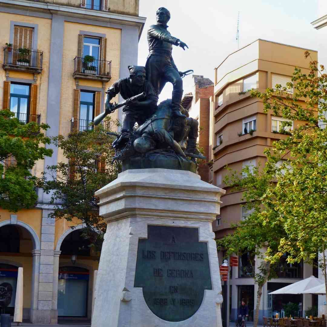 Il Monumento ai difensori di Girona 1808-1809 è una scultura del comune di Girona inclusa nell'Inventario del patrimonio architettonico della Catalogna.