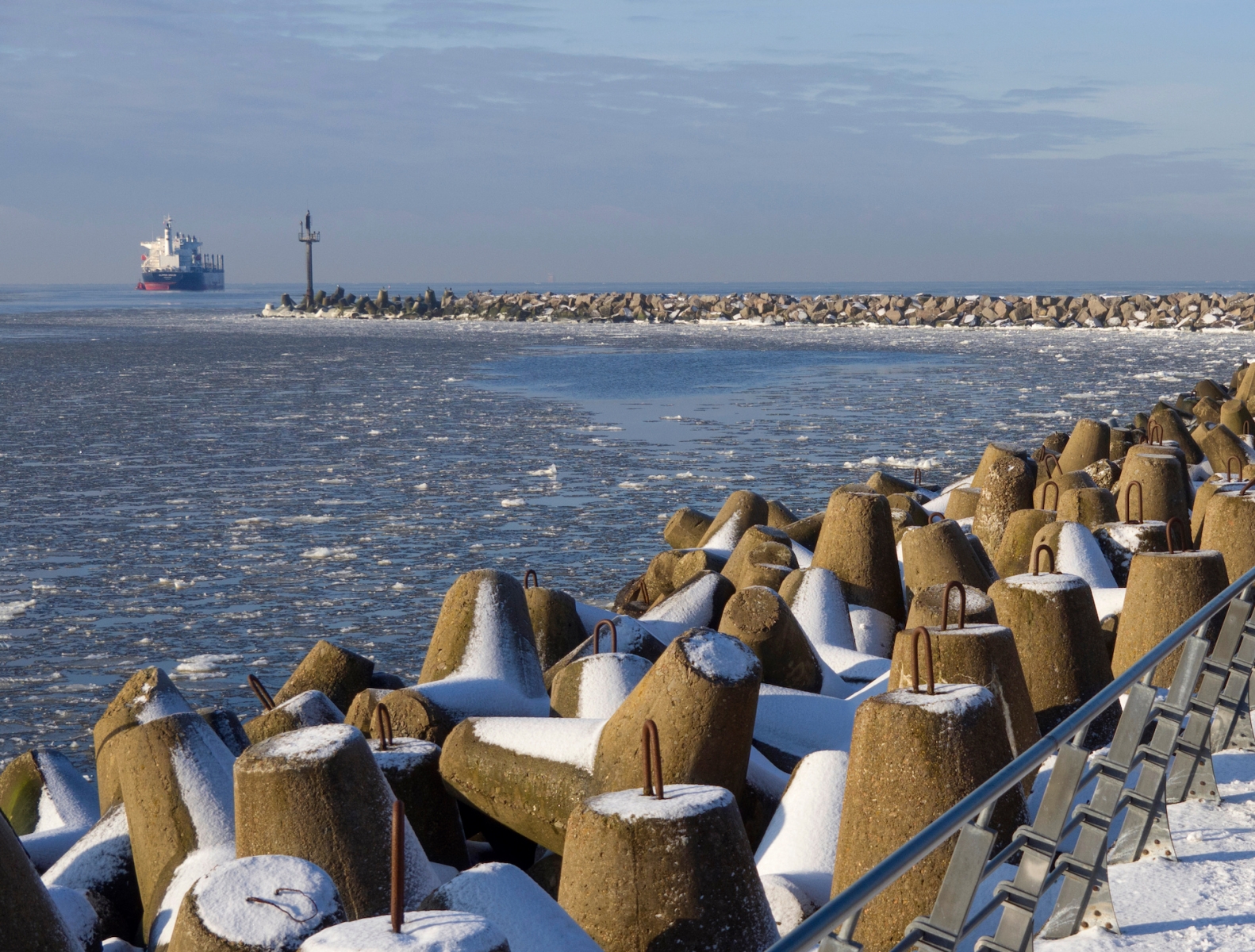Набережная вдоль Балтийского моря города Клайпеда в Литве в солнечный зимний день